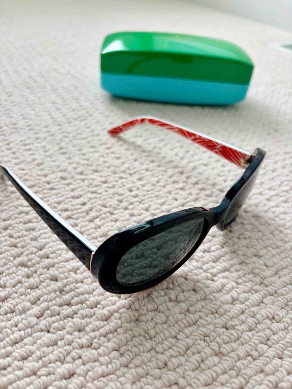 kate spade Black Polarized Sunglasses with Red Design and Green Case - Picture 8 of 11